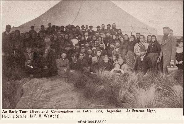 Campaña de evangelización realizada por el Pr. F. Westphal (a la derecha, con un portafolios) en una carpa en la provincia de Entre Ríos.